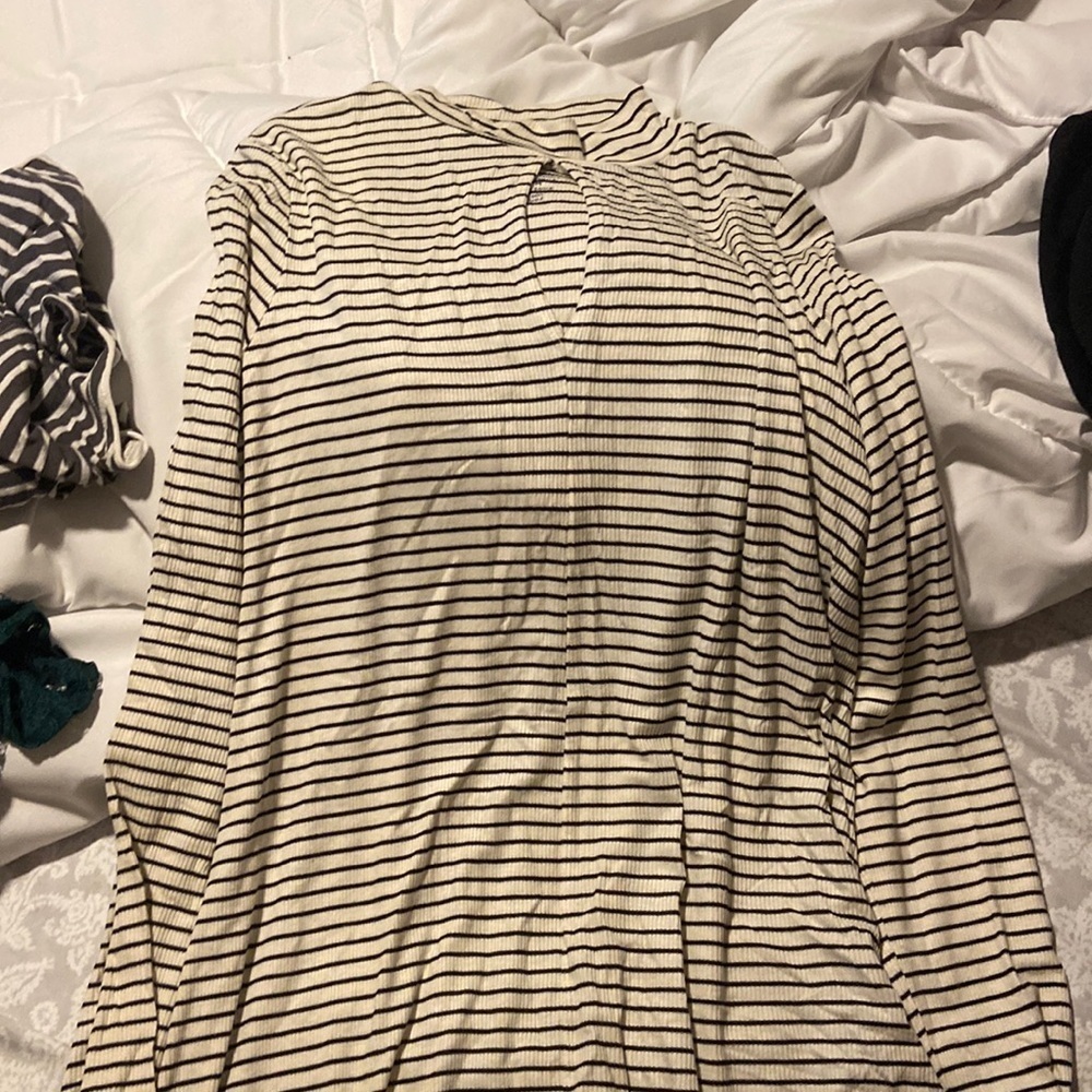 𝅺AMERICAN Eagle top with keyhole cutout